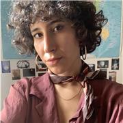 Laureata in lettere impartisce lezioni in tutte le materie umanistiche (letteratura, latino, filosofia, storia) per bambini delle elementari e ragazzi di medie e liceo